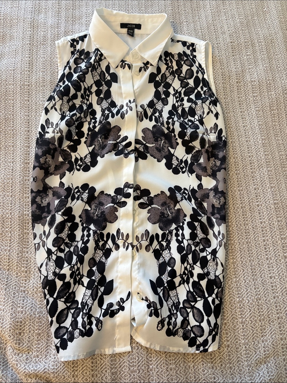 Sleeveless Collared Blouse in Black & White Floral